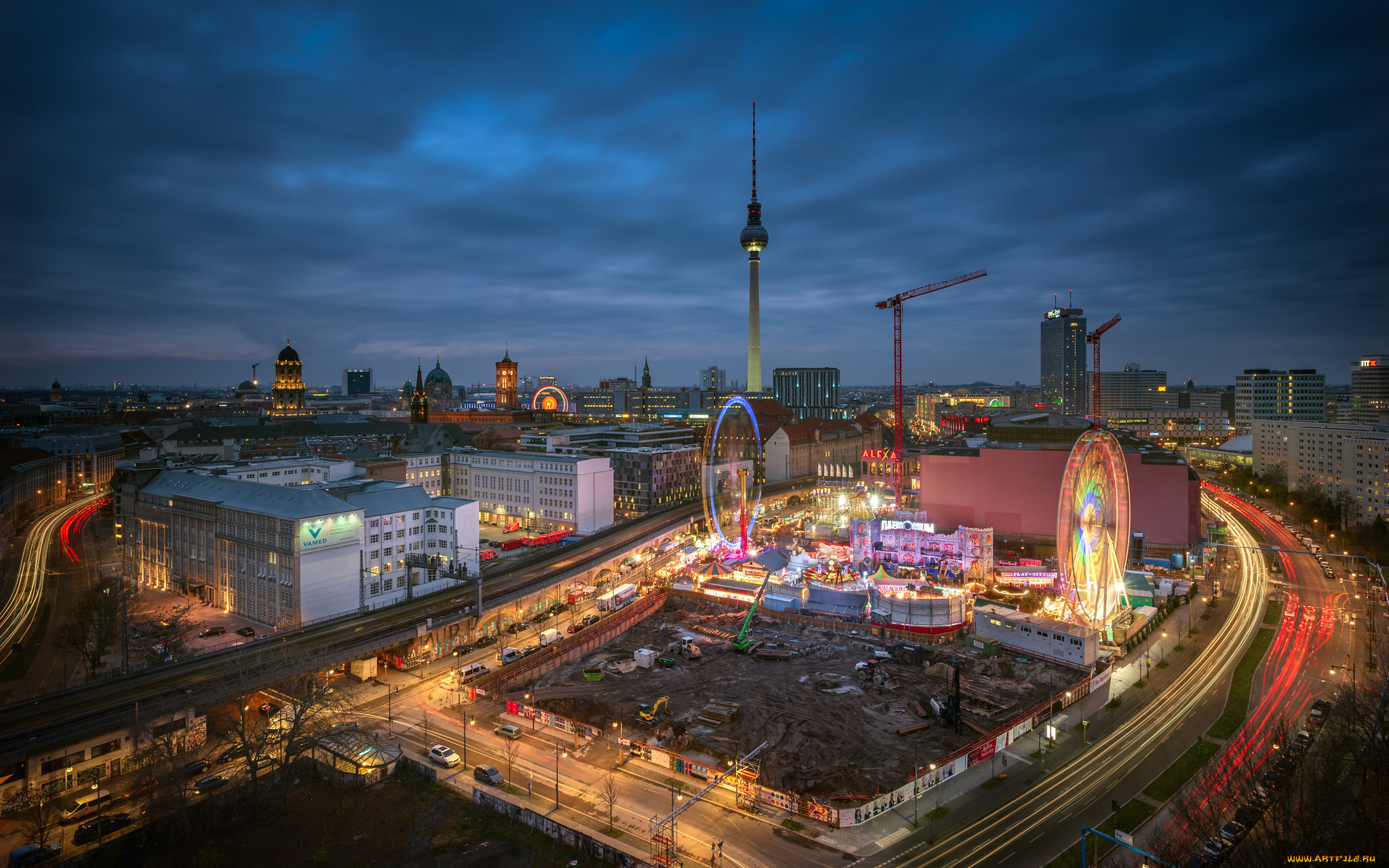 Berlin alma. Берлин, город. Городской вид. Берлин обои на телефон. Ночной Берлин с высоты.